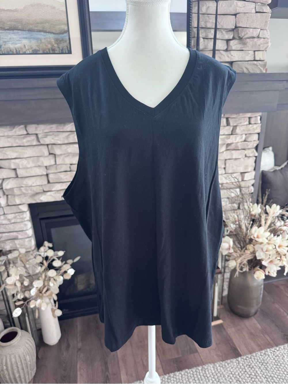 NWOT Women's Realessentials XXL Black V-Neck Sleeveless Tank Top
